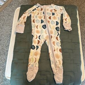 Little Sleepies Sleeper. GUC minor pilling, no stains